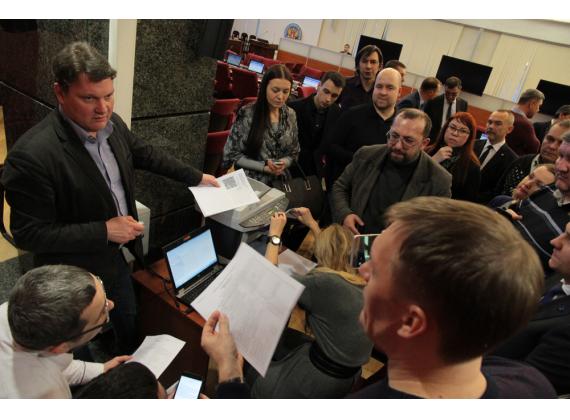 Амелин  Владимир Эдуардович - начальник управления развития ГАС «Выборы» демонстрирует работу комплекса