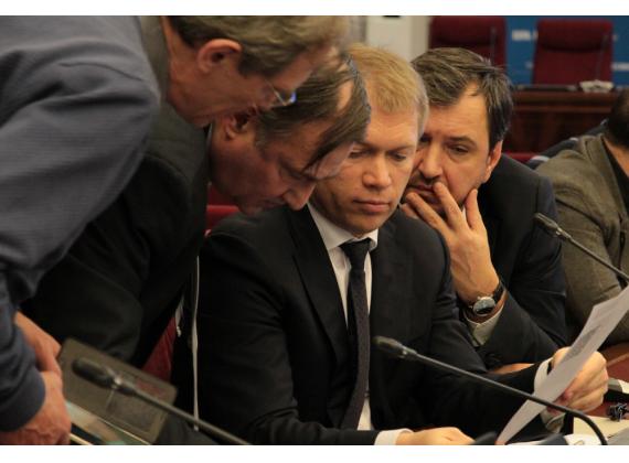 Политолог Андрей Бузин, член ЦИК России Антон Лопатин и руководитель ФЦИ Михаил Попов сверяют данные QR-кода и макета протокола