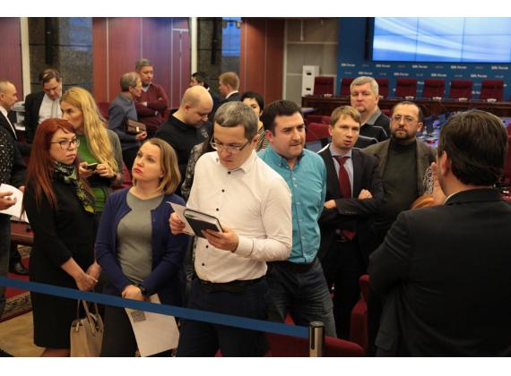 На первом плане слева направо представители партий: Королева Наталия, Рассолини Венера, Яшинов Александр и другие представители политических партий