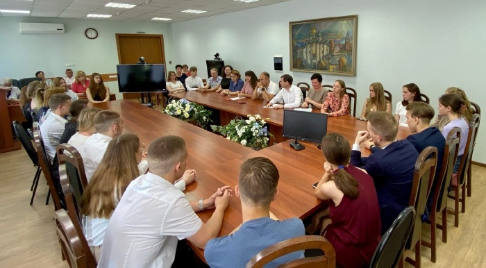 В Новгородской области прошел круглый стол для вчерашних выпускников школ