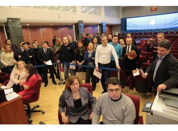 Представители партий наблюдают за демонстрацией